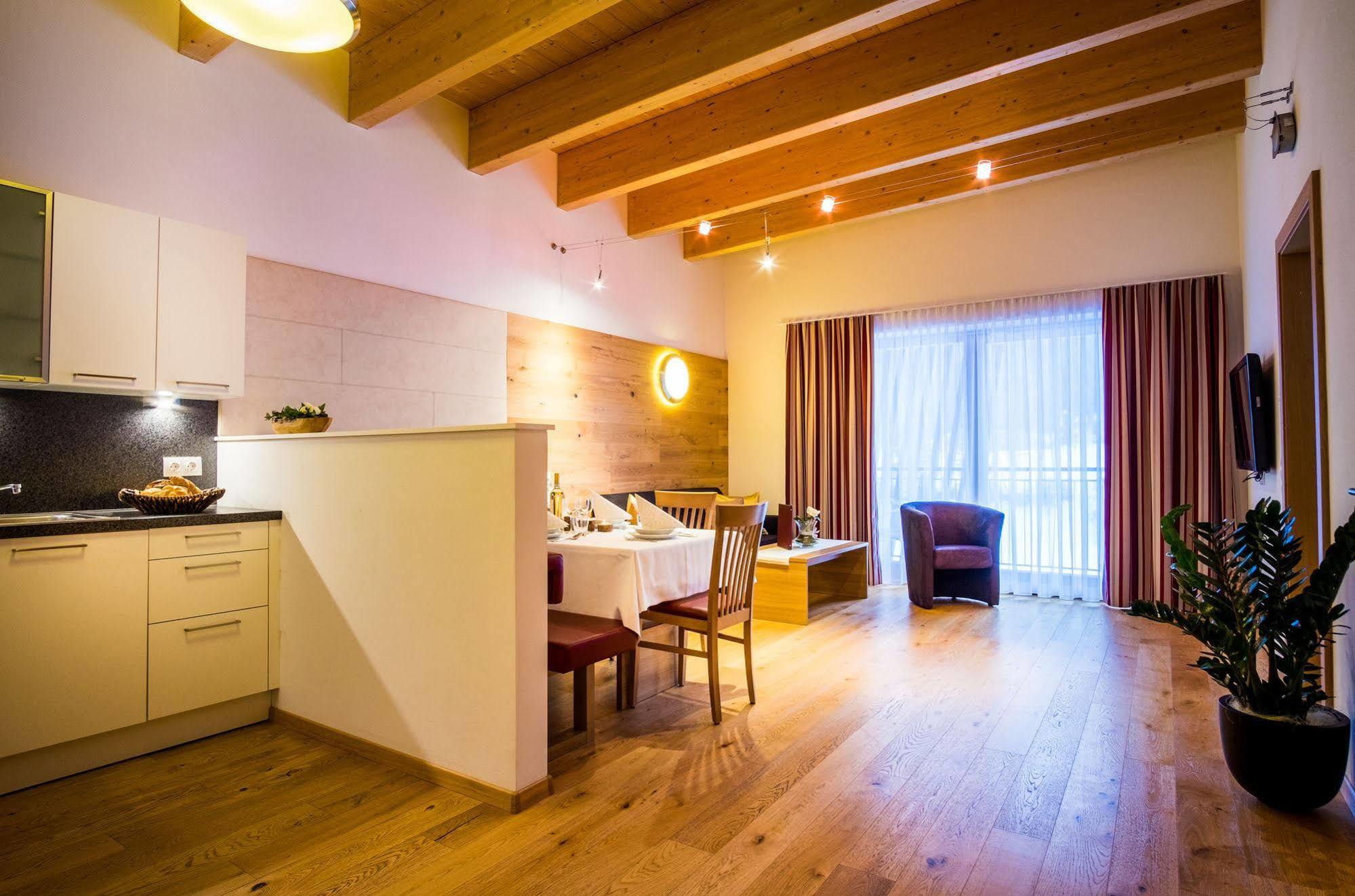 Apartments Dolomit-Royal ジリアン エクステリア 写真
